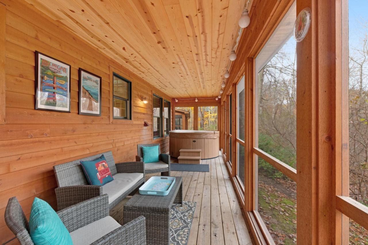 Kingfisher Cove Cabin 2 Саугатук Екстериор снимка