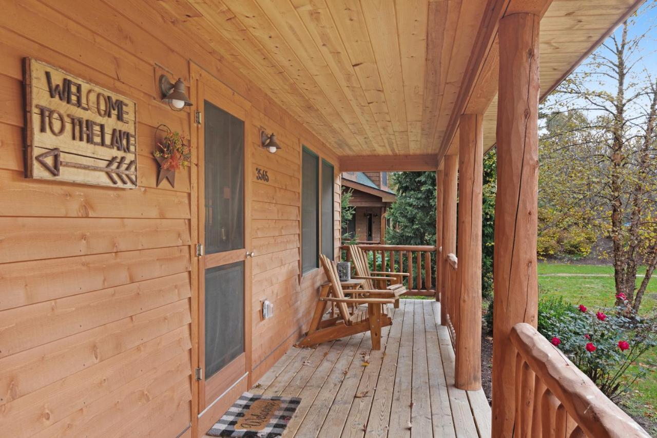 Kingfisher Cove Cabin 2 Саугатук Екстериор снимка