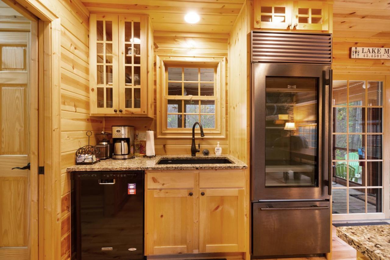 Kingfisher Cove Cabin 2 Саугатук Екстериор снимка