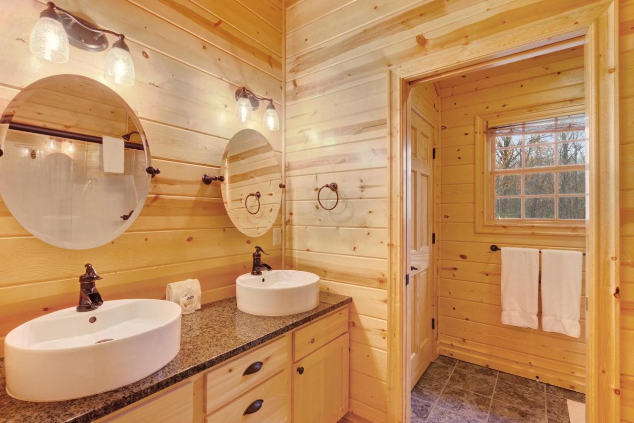 Kingfisher Cove Cabin 2 Саугатук Екстериор снимка