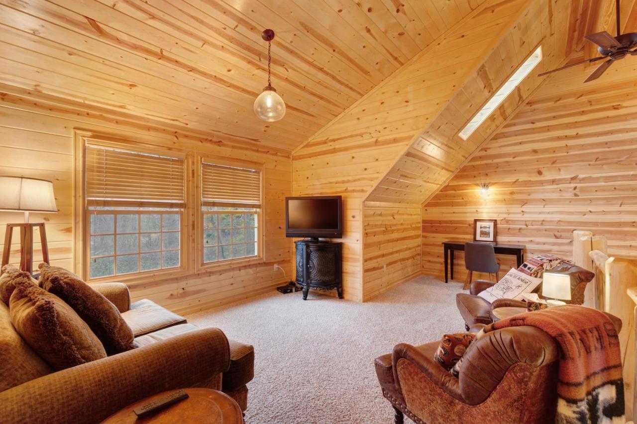 Kingfisher Cove Cabin 2 Саугатук Екстериор снимка