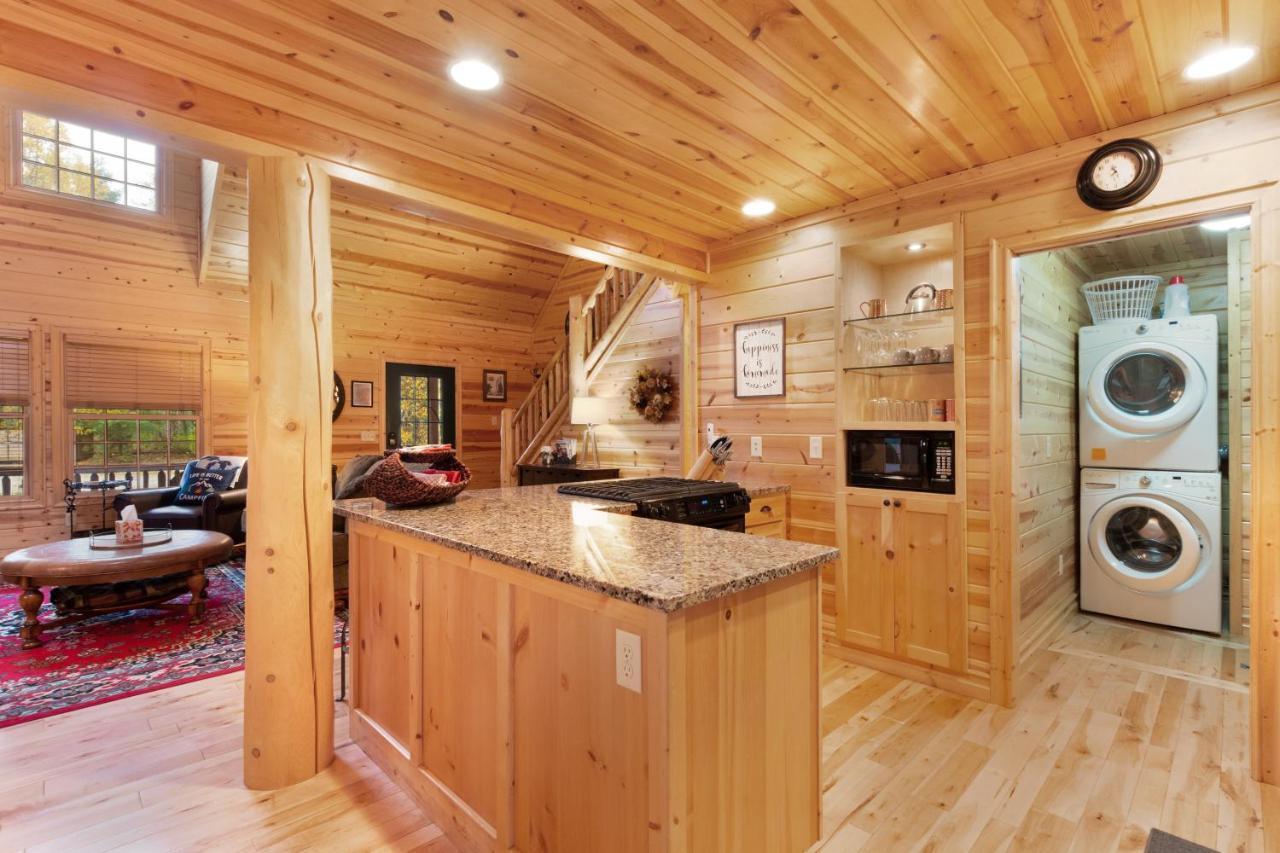 Kingfisher Cove Cabin 2 Саугатук Екстериор снимка