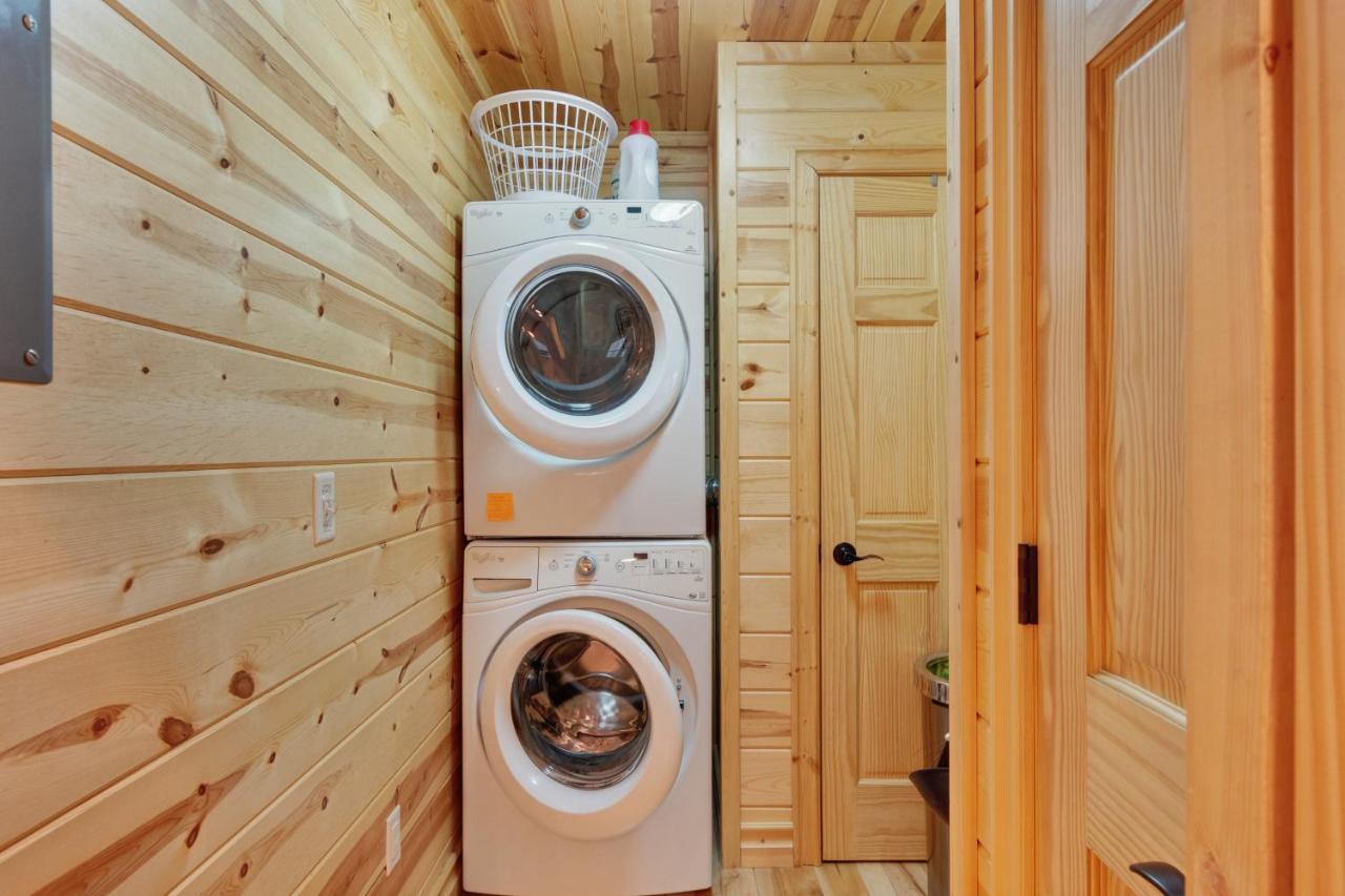 Kingfisher Cove Cabin 2 Саугатук Екстериор снимка