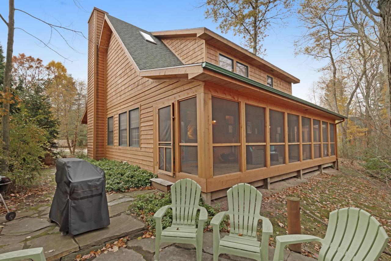 Kingfisher Cove Cabin 2 Саугатук Екстериор снимка