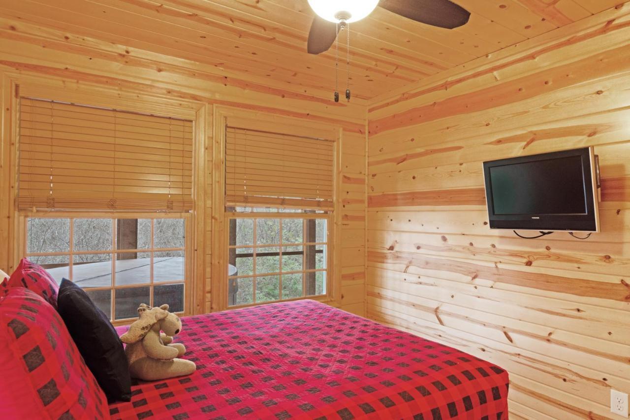 Kingfisher Cove Cabin 2 Саугатук Екстериор снимка