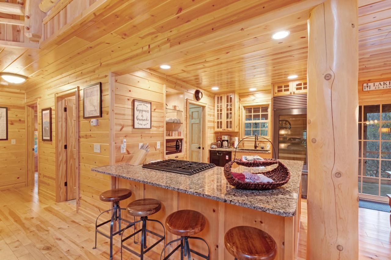 Kingfisher Cove Cabin 2 Саугатук Екстериор снимка