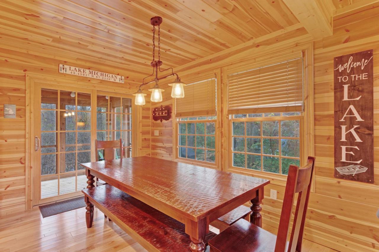 Kingfisher Cove Cabin 2 Саугатук Екстериор снимка