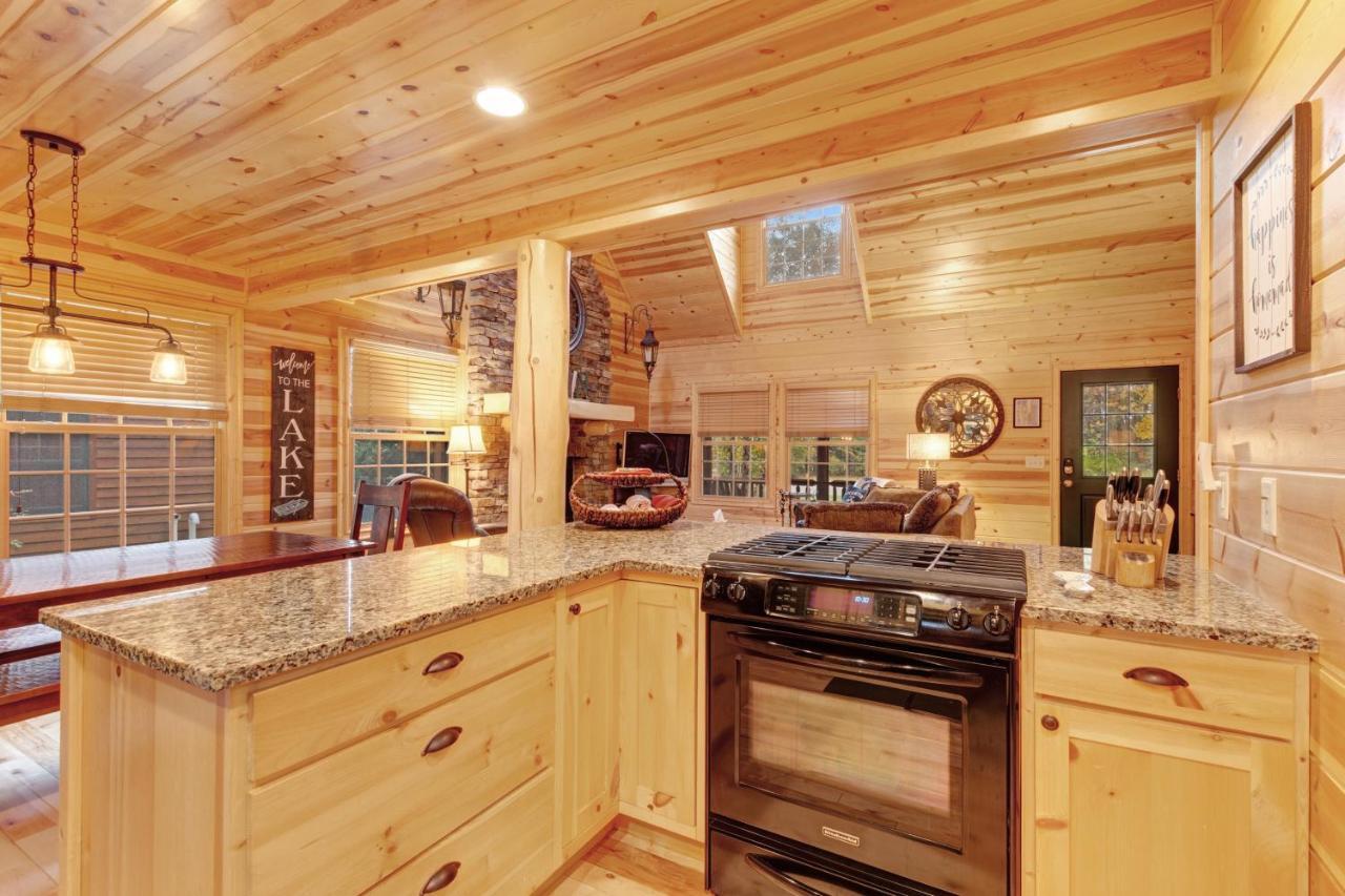 Kingfisher Cove Cabin 2 Саугатук Екстериор снимка
